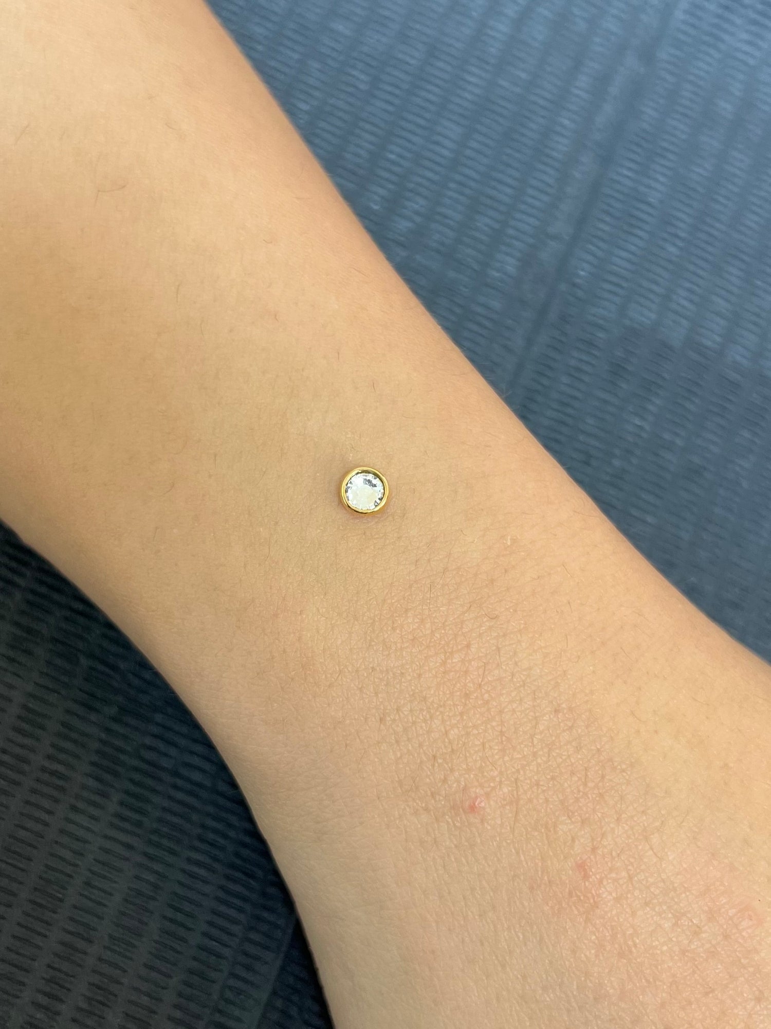 18k Dermal Top Round Sparkle