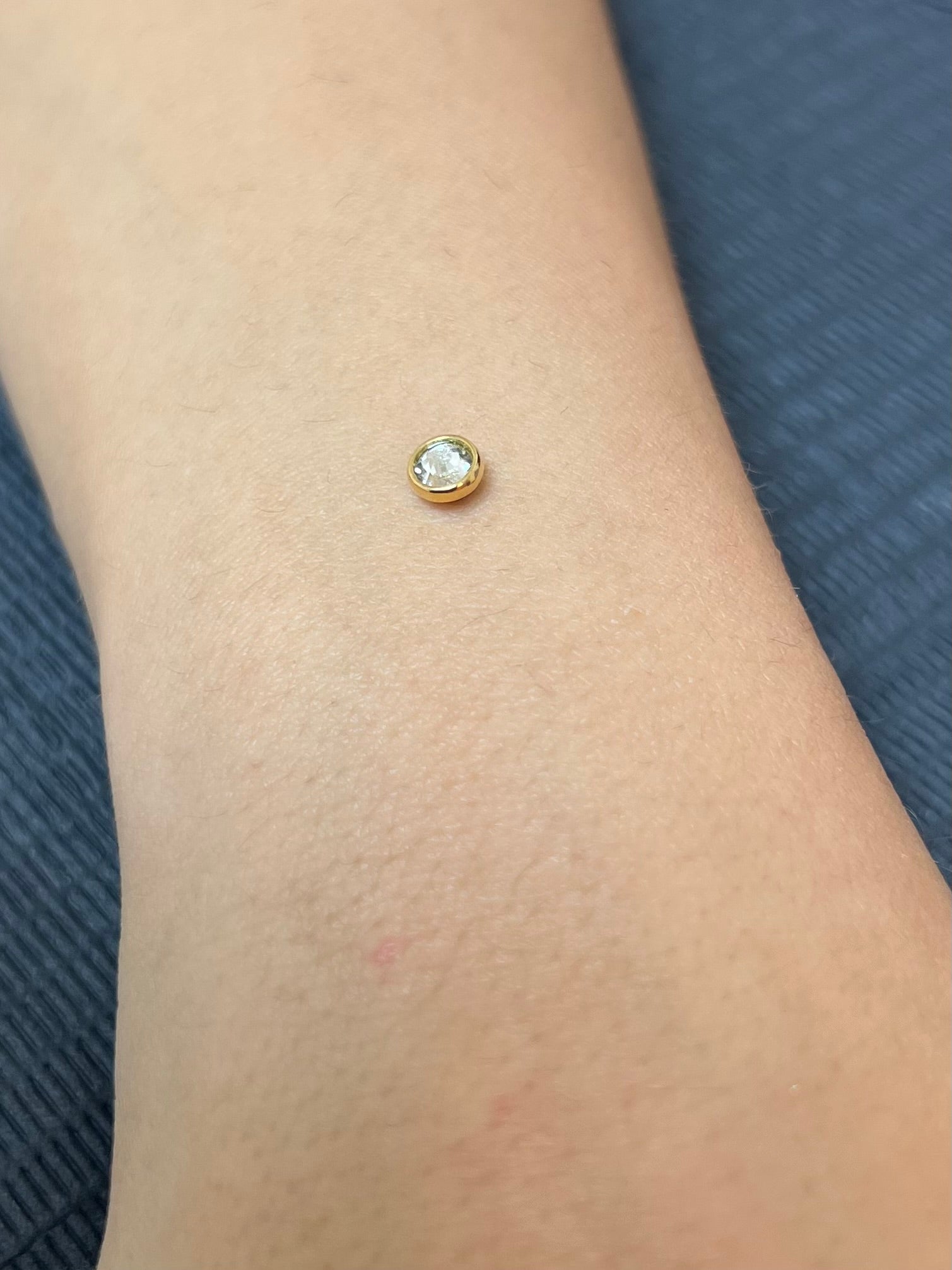 18k Dermal Top Round Sparkle